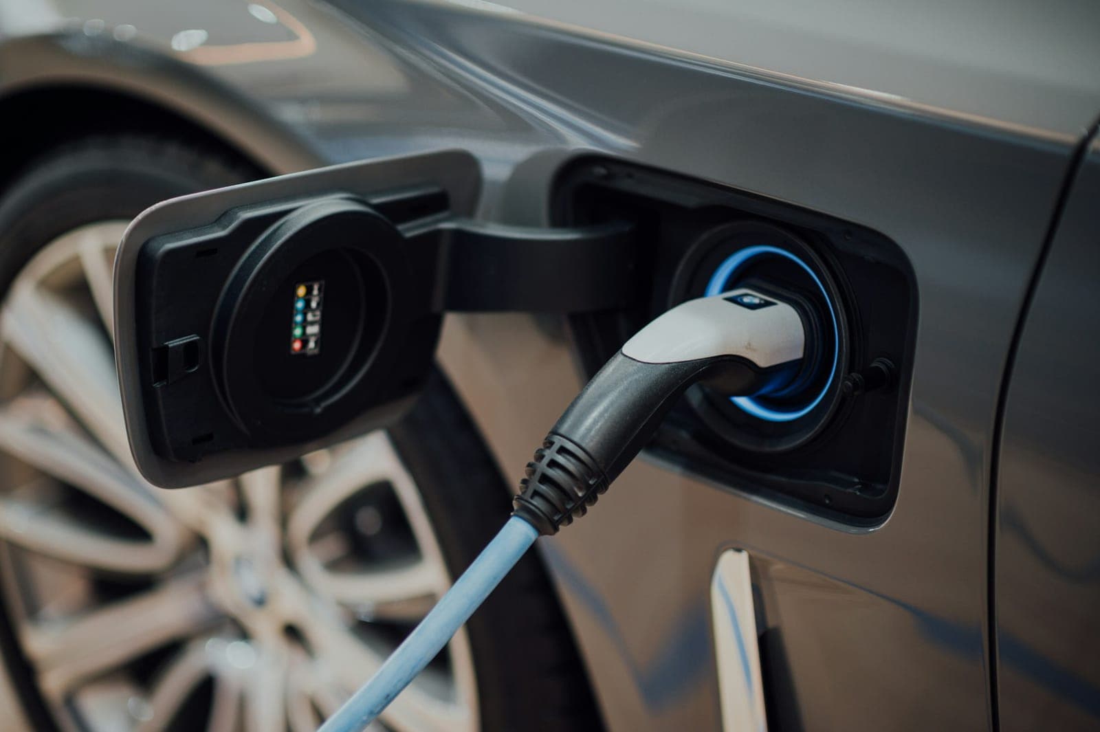 Câble de recharge branché dans la trappe d'une voiture électrique