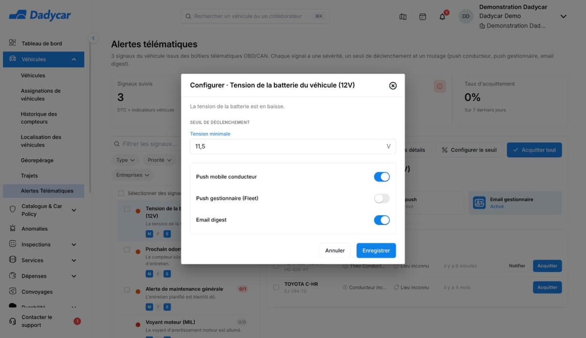 La fenêtre Configurer du signal Tension de la batterie du véhicule : le seuil de déclenchement Tension minimale à 11,5 volts, puis les interrupteurs Push mobile conducteur, Push gestionnaire (Fleet) et Email digest