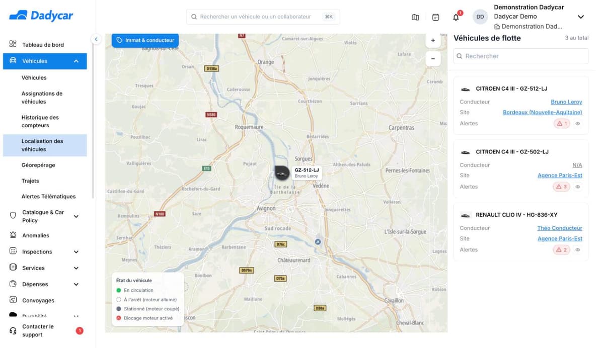 La page Localisation des véhicules : une carte avec l'icône d'un véhicule et sa plaque, la légende État du véhicule en bas à gauche, et à droite le volet Véhicules de flotte avec le conducteur, le site et les alertes de chaque véhicule