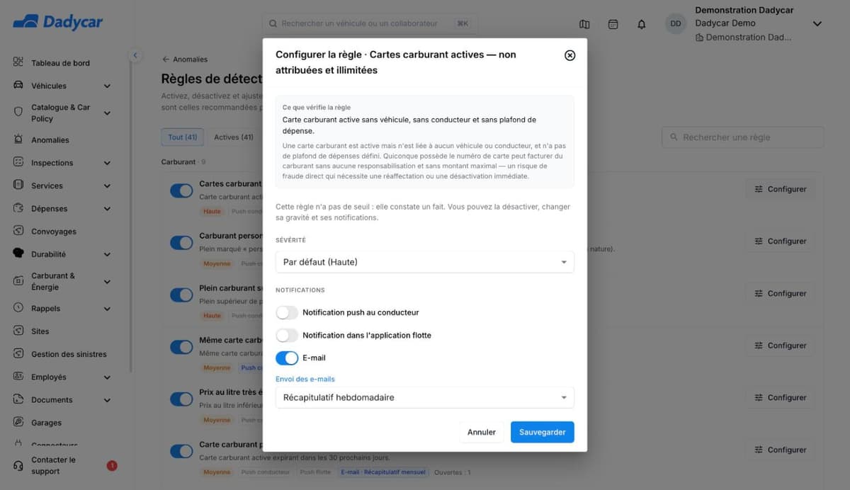 La fenêtre Configurer la règle : l'encadré « Ce que vérifie la règle », la liste déroulante Sévérité, les trois interrupteurs de notification, le rythme d'envoi des e-mails, puis Annuler et Sauvegarder.