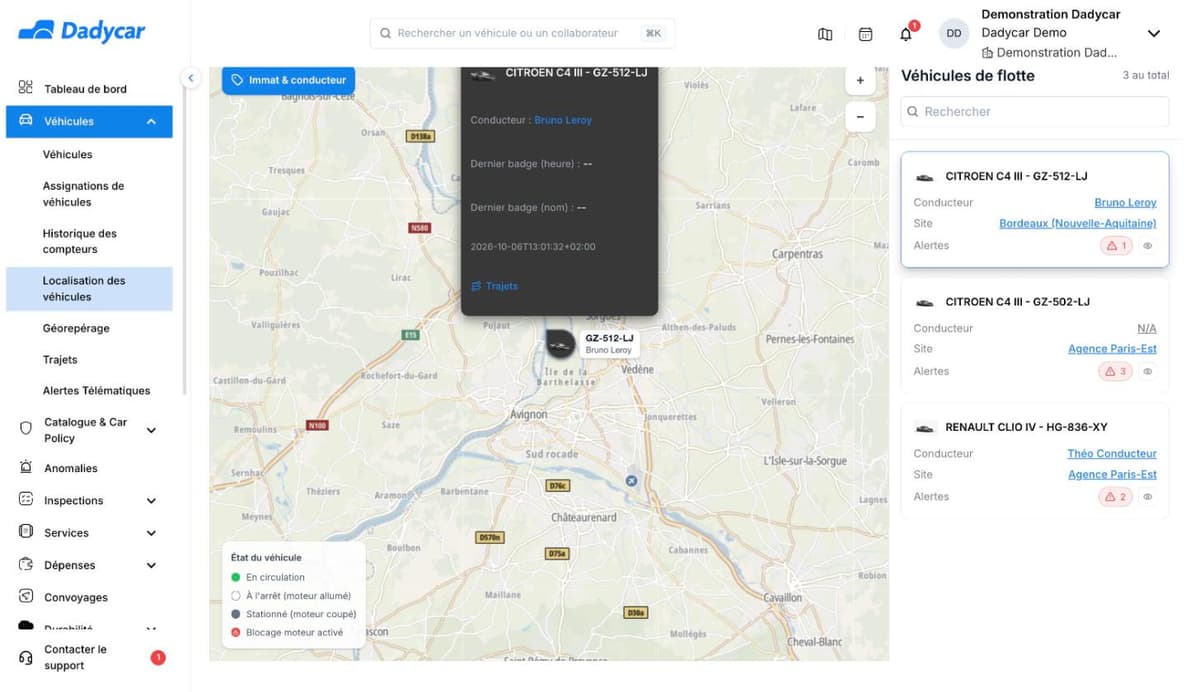 La fenêtre d'un véhicule sur la carte : le nom du véhicule, le conducteur, le dernier badge en heure et en nom, un horodatage et le lien Trajets