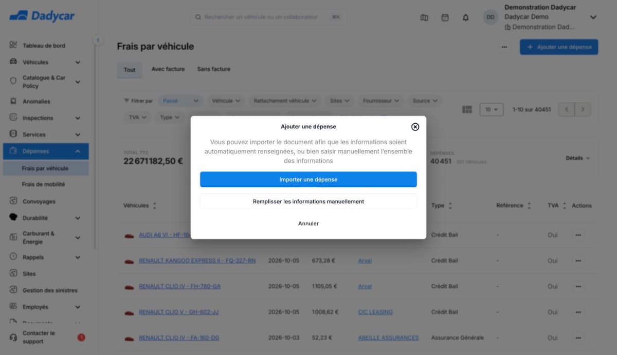 La fenêtre Ajouter une dépense : le texte explique qu'on peut importer le document pour que les informations soient renseignées automatiquement, puis deux boutons — Importer une dépense et Remplisser les informations manuellement — et un lien Annuler.