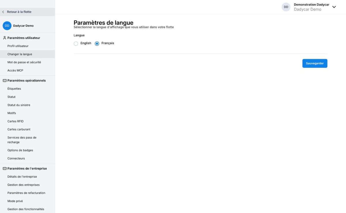 Les Paramètres de langue de Dadycar : le choix entre English et Français, avec à gauche le menu des paramètres et ses quatre entrées utilisateur — Profil utilisateur, Changer la langue, Mot de passe et sécurité, Accès MCP.