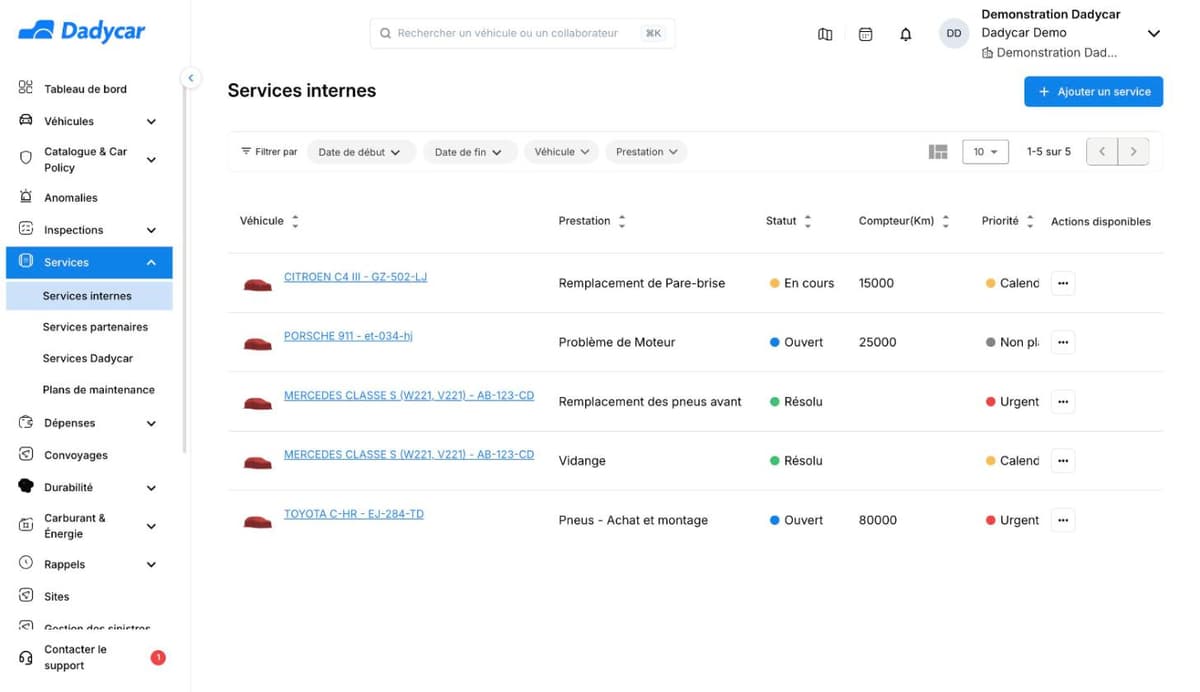 L'écran Services internes : le menu Services déplié avec Services internes, Services partenaires, Services Dadycar et Plans de maintenance, le bouton Ajouter un service, les filtres Date de début, Date de fin, Véhicule et Prestation, puis le tableau de cinq services avec leur prestation, leur statut, leur compteur et leur priorité.
