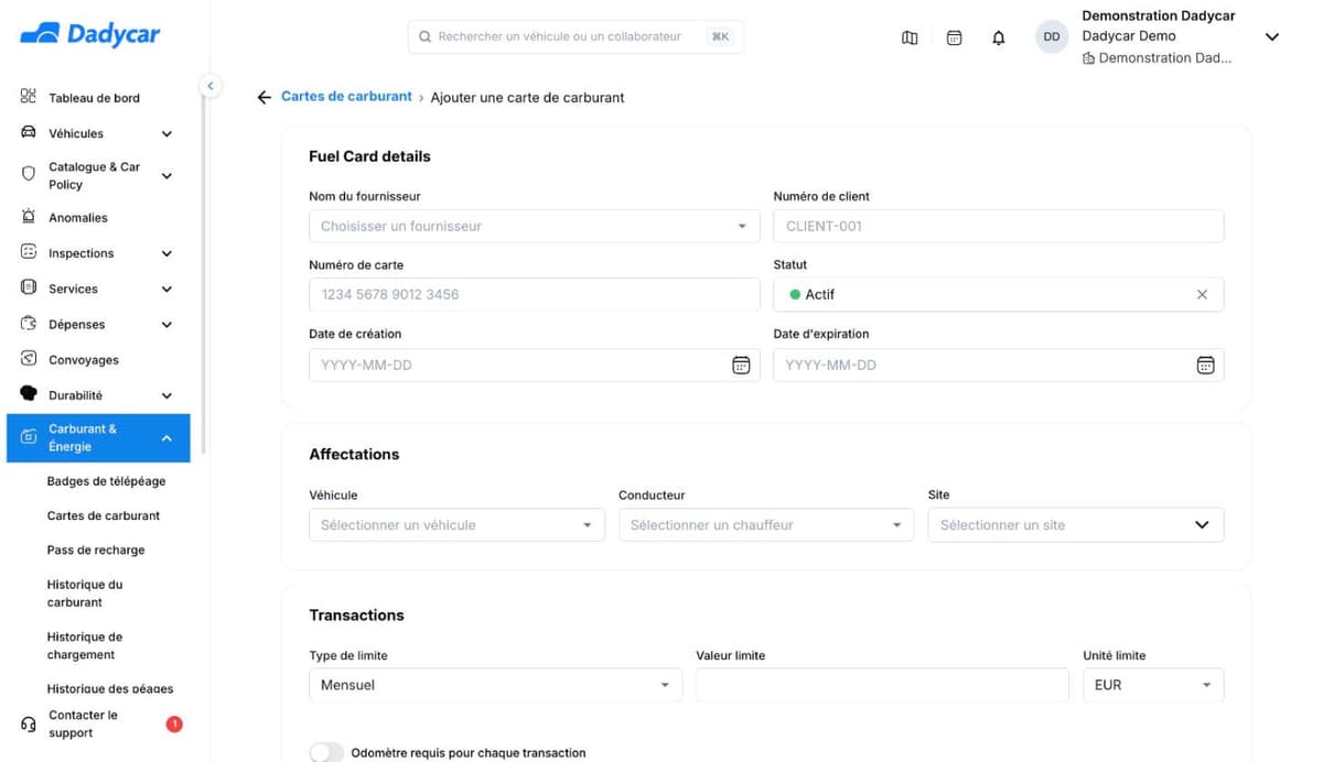 Le haut du formulaire Ajouter une carte de carburant : la section Fuel Card details avec le fournisseur, le numéro de client, le numéro de carte, le statut Actif et les deux dates, puis Affectations avec Véhicule, Conducteur et Site, puis Transactions avec le type de limite Mensuel, la valeur et l'unité en euros.