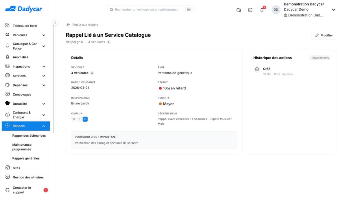 Fiche d'une échéance de rappel dans Dadycar : quatre véhicules, statut en retard, canaux, déclencheur et historique des actions