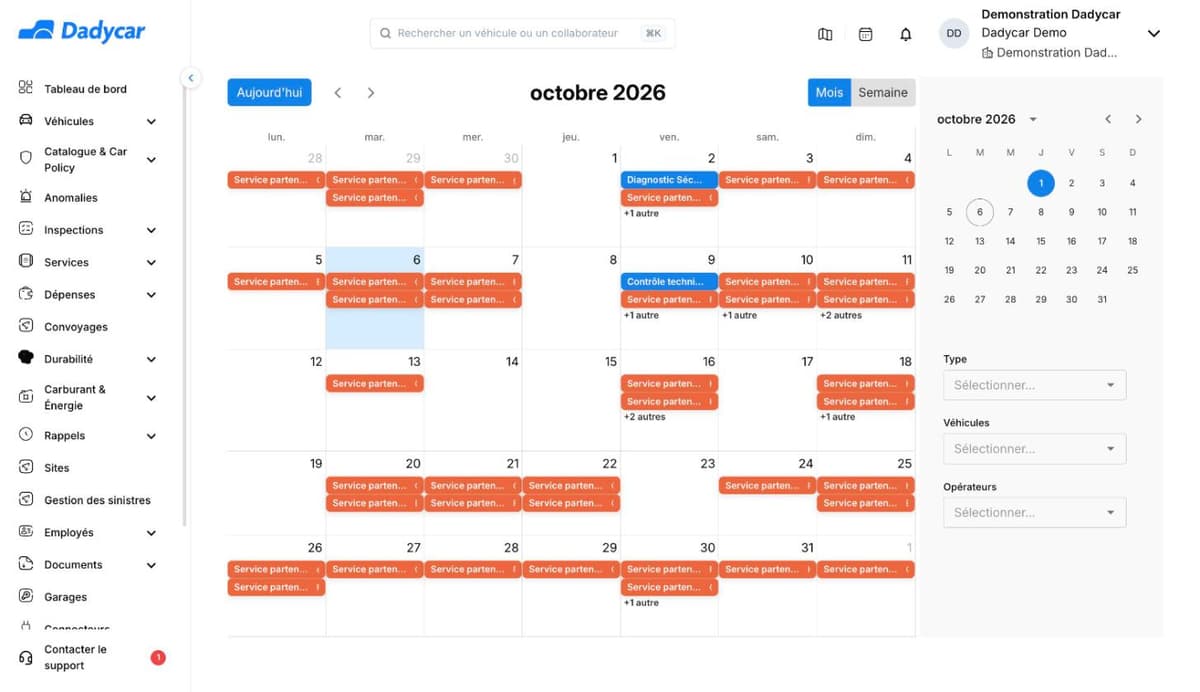 Le calendrier de Dadycar en vue Mois : le bouton Aujourd'hui, les flèches de navigation, le bascule Mois / Semaine, la grille du mois avec les interventions en pastilles de couleur, et à droite le mini-calendrier puis les filtres Type, Véhicules et Opérateurs.