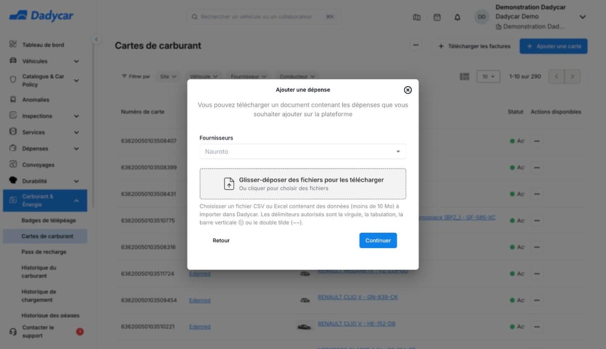 La fenêtre Ajouter une dépense, ouverte par le bouton Télécharger les factures : le choix du fournisseur, une zone pour glisser-déposer un fichier CSV ou Excel de moins de 10 Mo, la liste des séparateurs acceptés, puis les boutons Retour et Continuer.