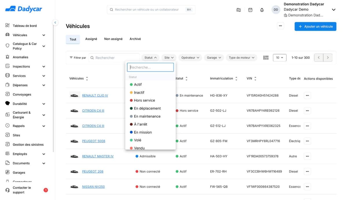 Le filtre Statut ouvert sur la liste des véhicules : un champ de recherche, puis les neuf valeurs Actif, Inactif, Hors service, En déplacement, En maintenance, À l'arrêt, En mission, Volé et Vendu, chacune avec sa pastille de couleur.