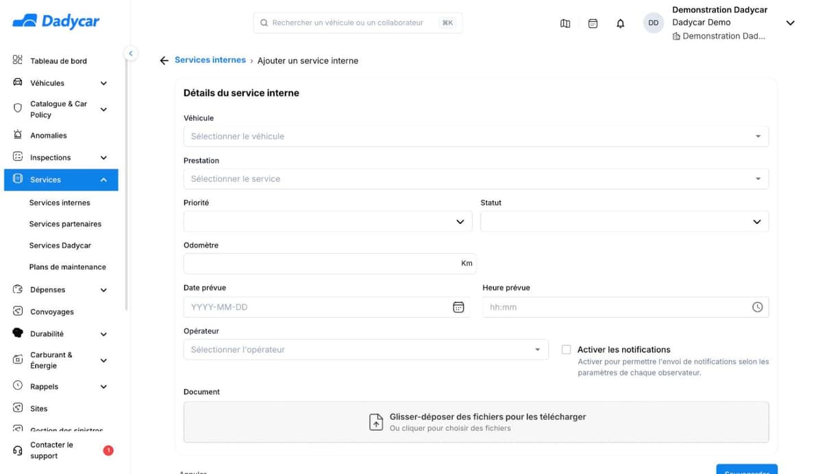 Le formulaire Ajouter un service interne : Véhicule, Prestation, Priorité et Statut, Odomètre, Date prévue et Heure prévue, Opérateur, la case Activer les notifications avec son texte d'aide, puis la zone Document et le bouton Sauvegarder.