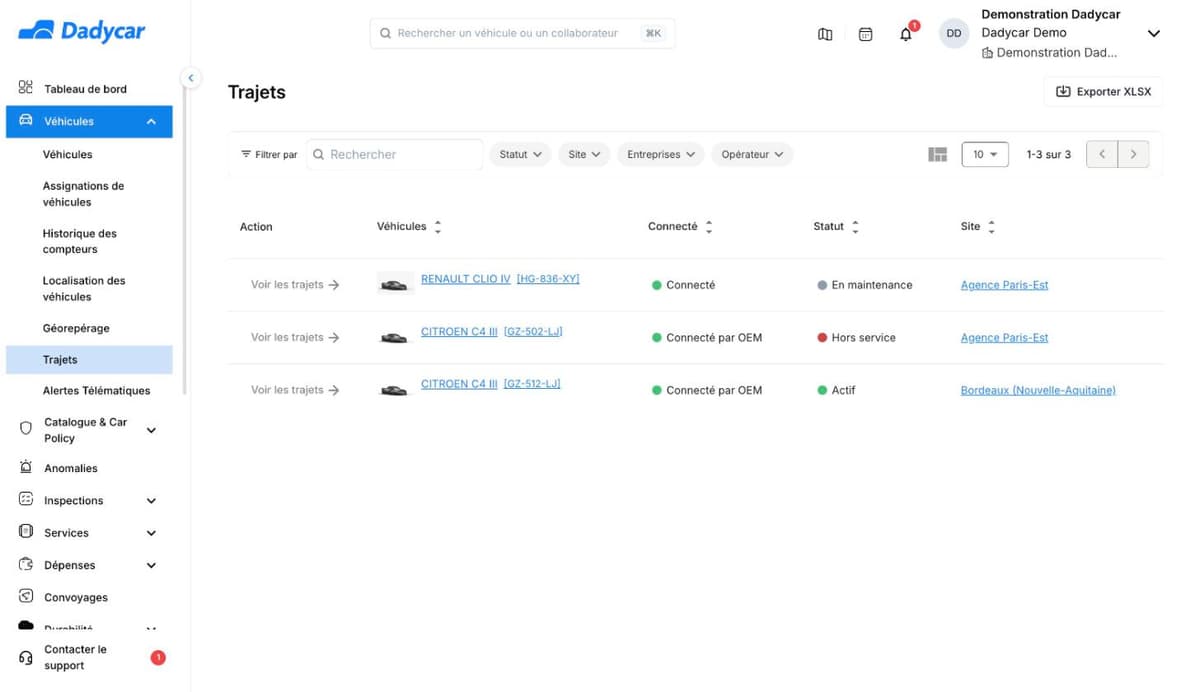L'écran Trajets : la liste des véhicules connectés avec l'action Voir les trajets, la colonne Connecté, le statut et le site, les filtres et le bouton Exporter XLSX